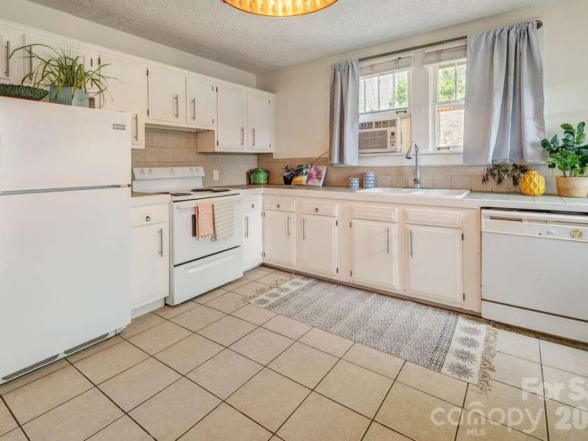 3 Irving Street, Asheville, NC 28804.  MLS# CAR4373596, YatesRealty ID 28769. 