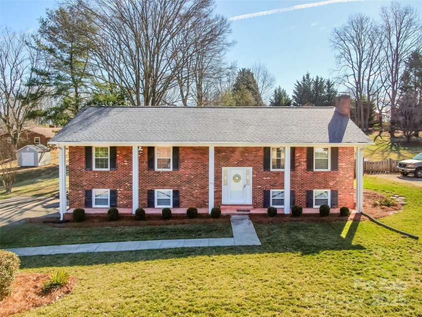 124 Kingston Avenue, Kernersville, NC 27284.  MLS# CAR4228099, YatesRealty ID 2877. 