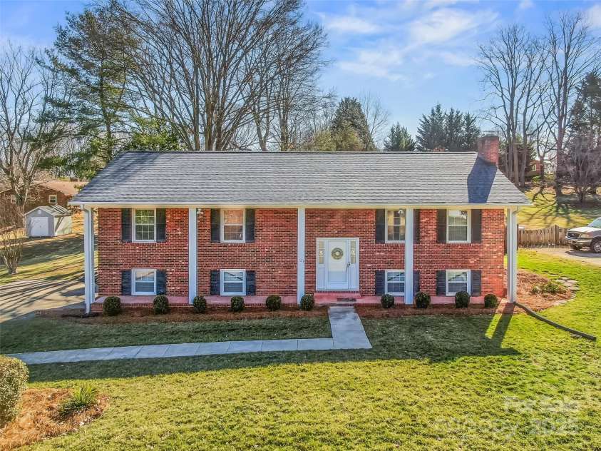 124 Kingston Avenue, Kernersville, NC 27284.  MLS# CAR4228099, YatesRealty ID 2877. 
