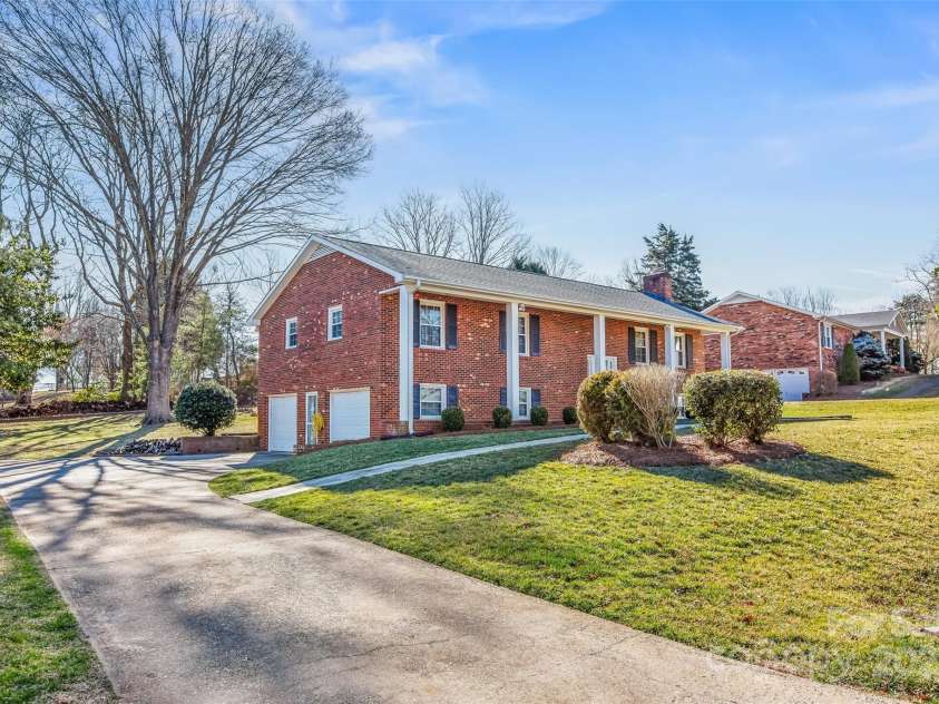 124 Kingston Avenue, Kernersville, NC 27284.  MLS# CAR4228099, YatesRealty ID 2877. 