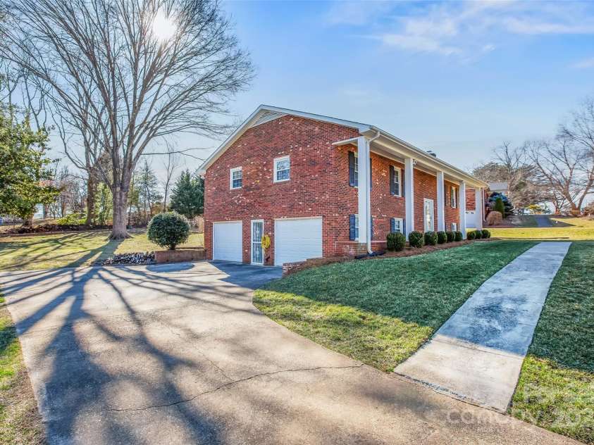 124 Kingston Avenue, Kernersville, NC 27284.  MLS# CAR4228099, YatesRealty ID 2877. 