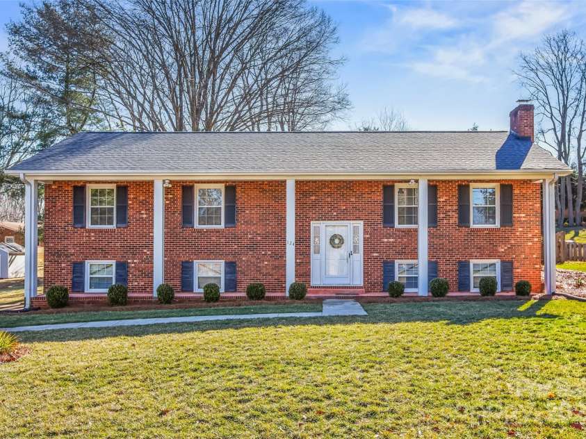 124 Kingston Avenue, Kernersville, NC 27284.  MLS# CAR4228099, YatesRealty ID 2877. 