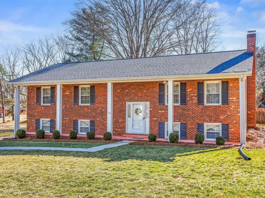 124 Kingston Avenue, Kernersville, NC 27284.  MLS# CAR4228099, YatesRealty ID 2877. 