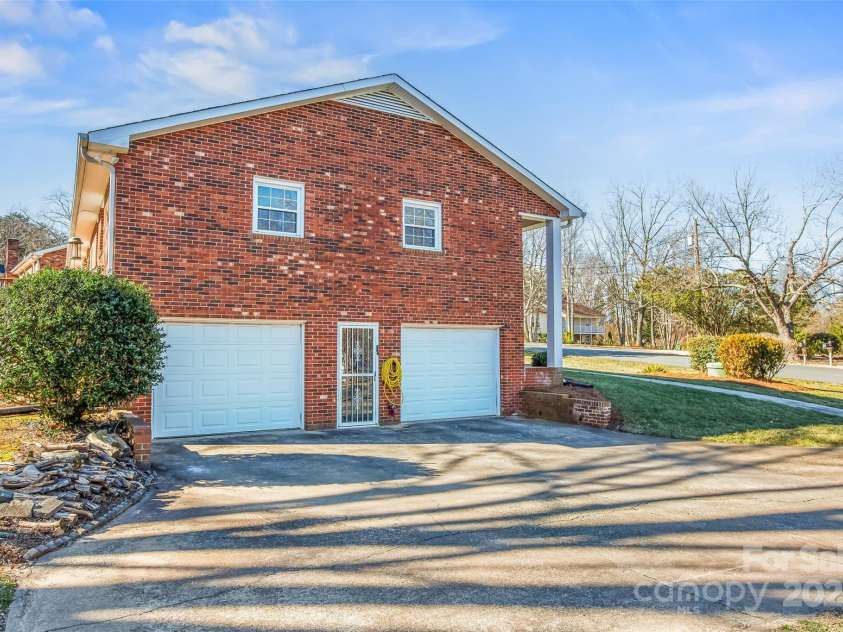 124 Kingston Avenue, Kernersville, NC 27284.  MLS# CAR4228099, YatesRealty ID 2877. 