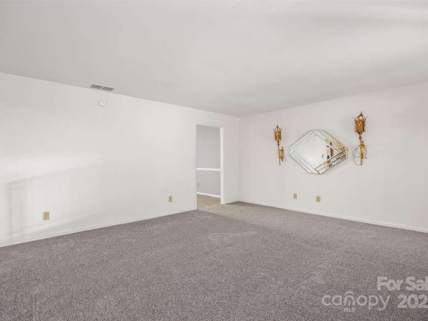 124 Kingston Avenue, Kernersville, NC 27284.  MLS# CAR4228099, YatesRealty ID 2877. 
