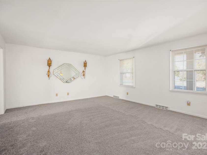 124 Kingston Avenue, Kernersville, NC 27284.  MLS# CAR4228099, YatesRealty ID 2877. 