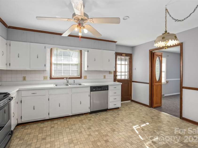 124 Kingston Avenue, Kernersville, NC 27284.  MLS# CAR4228099, YatesRealty ID 2877. 