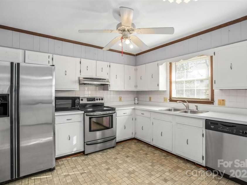 124 Kingston Avenue, Kernersville, NC 27284.  MLS# CAR4228099, YatesRealty ID 2877. 