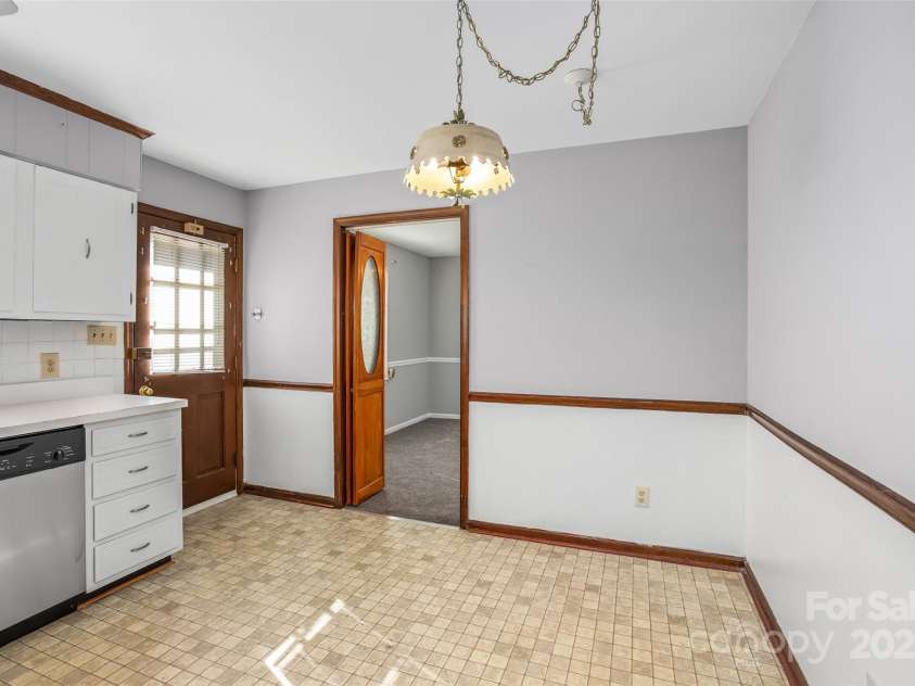 124 Kingston Avenue, Kernersville, NC 27284.  MLS# CAR4228099, YatesRealty ID 2877. 
