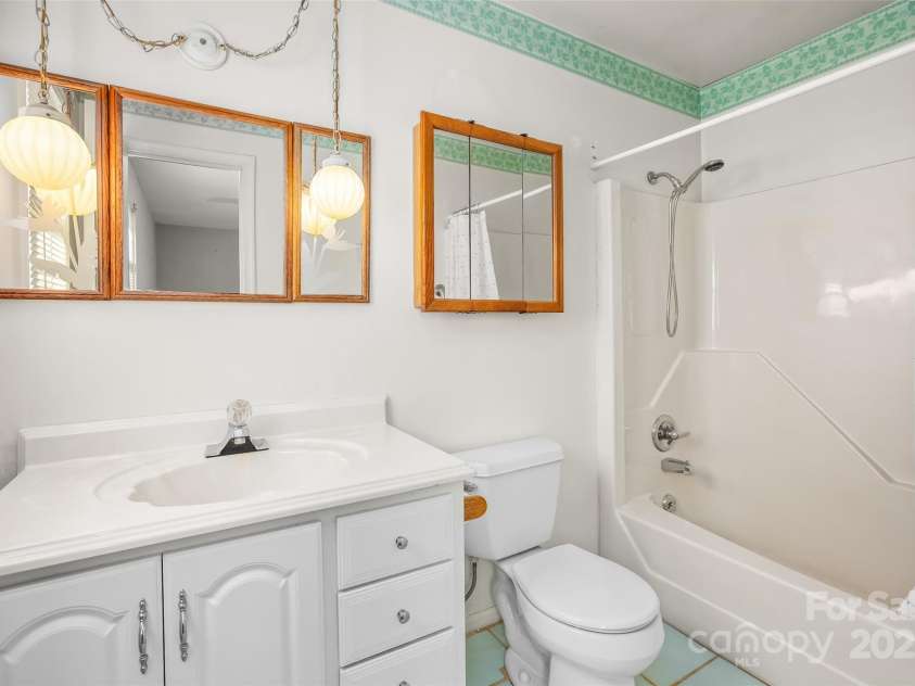 124 Kingston Avenue, Kernersville, NC 27284.  MLS# CAR4228099, YatesRealty ID 2877. 