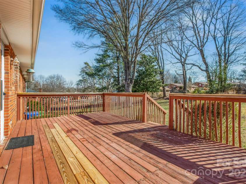 124 Kingston Avenue, Kernersville, NC 27284.  MLS# CAR4228099, YatesRealty ID 2877. 