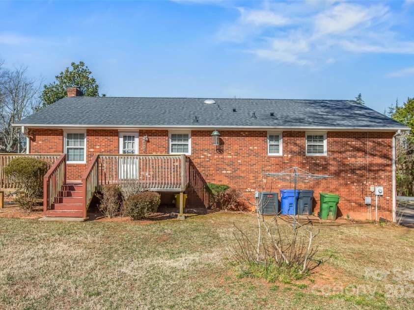 124 Kingston Avenue, Kernersville, NC 27284.  MLS# CAR4228099, YatesRealty ID 2877. 