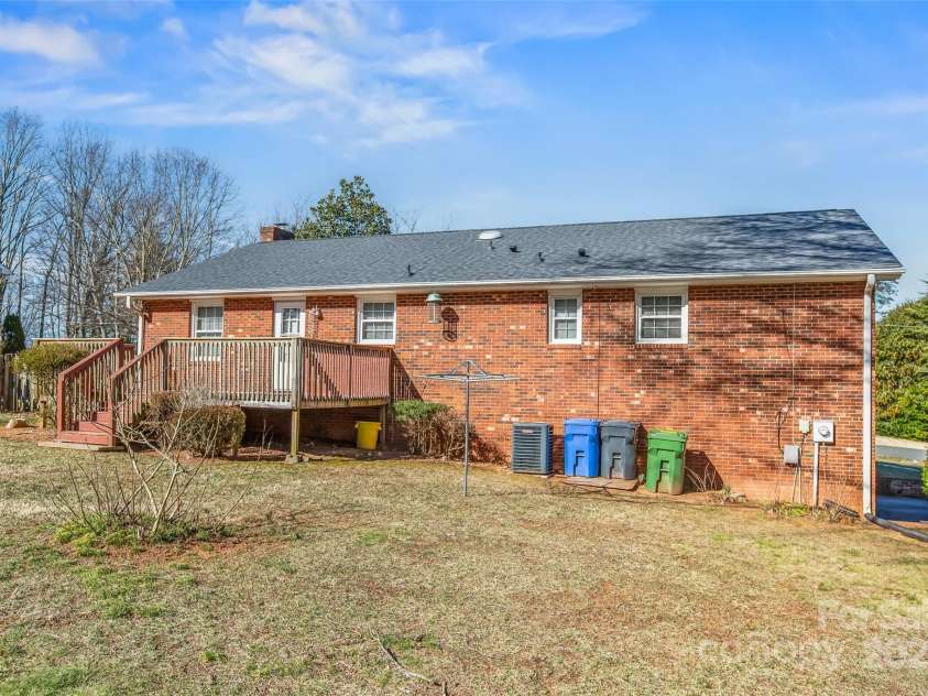 124 Kingston Avenue, Kernersville, NC 27284.  MLS# CAR4228099, YatesRealty ID 2877. 