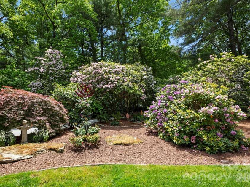 2750 Leucothae Way, Hendersonville, NC 28791.  MLS# CAR4390893, YatesRealty ID 28772. 