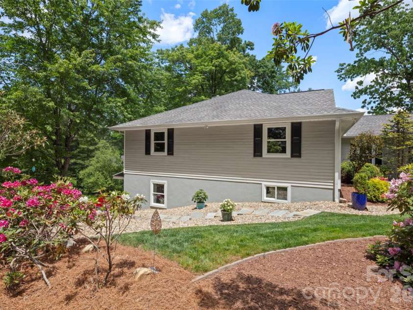 2750 Leucothae Way, Hendersonville, NC 28791.  MLS# CAR4390893, YatesRealty ID 28772. 