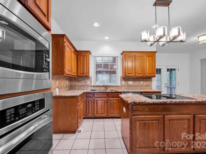 5138 Foxbriar Trail, Charlotte, NC 28269.  MLS# CAR4277811, YatesRealty ID 28778. 