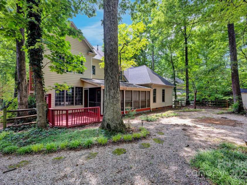 5138 Foxbriar Trail, Charlotte, NC 28269.  MLS# CAR4277811, YatesRealty ID 28778. 