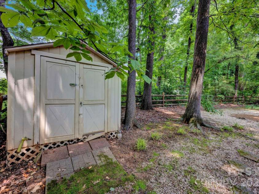 5138 Foxbriar Trail, Charlotte, NC 28269.  MLS# CAR4277811, YatesRealty ID 28778. 