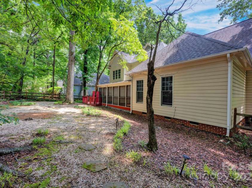 5138 Foxbriar Trail, Charlotte, NC 28269.  MLS# CAR4277811, YatesRealty ID 28778. 