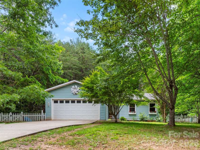 39 Rocking Porch Lane, Asheville, NC 28805.  MLS# CAR4389703, YatesRealty ID 28779. 