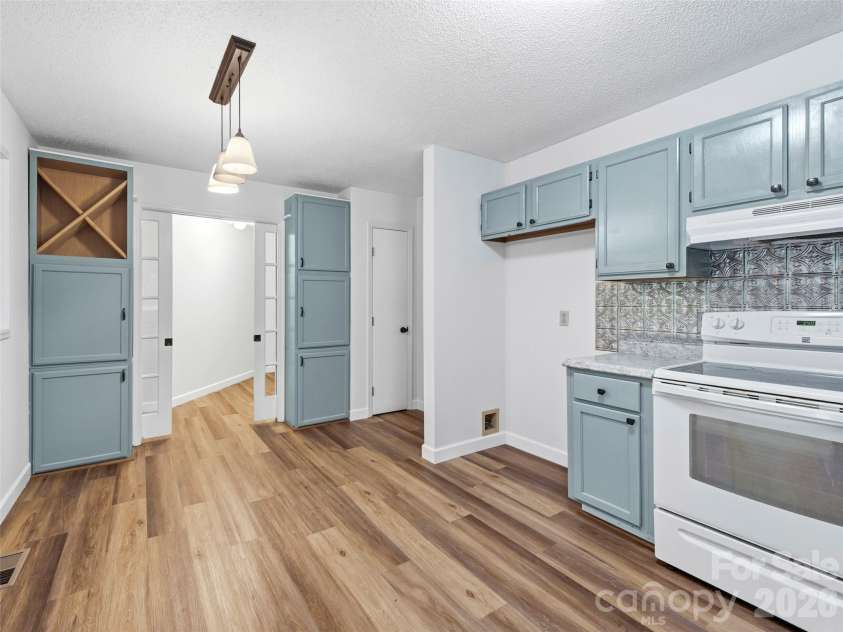 39 Rocking Porch Lane, Asheville, NC 28805.  MLS# CAR4389703, YatesRealty ID 28779. 