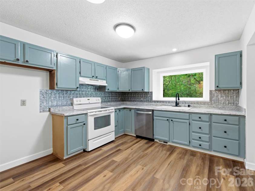 39 Rocking Porch Lane, Asheville, NC 28805.  MLS# CAR4389703, YatesRealty ID 28779. 