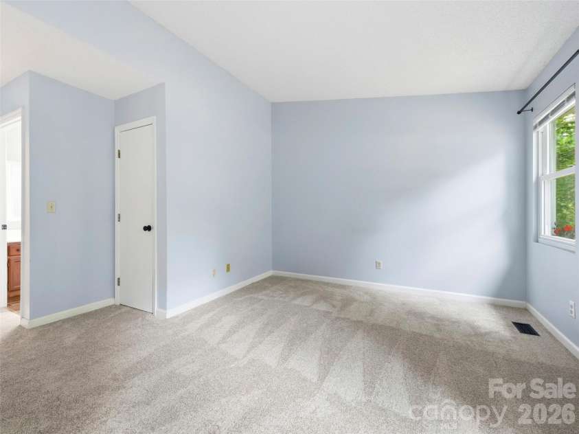 39 Rocking Porch Lane, Asheville, NC 28805.  MLS# CAR4389703, YatesRealty ID 28779. New carpet