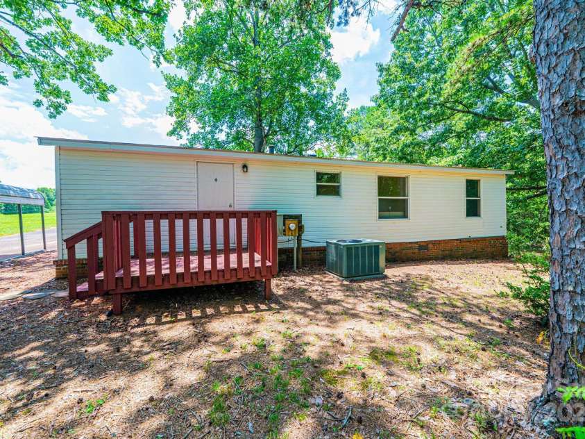 6400 Raven Hill Drive, Hickory, NC 28602.  MLS# CAR4283472, YatesRealty ID 28782. 