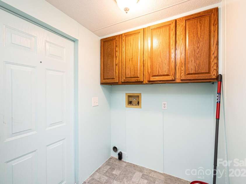 6400 Raven Hill Drive, Hickory, NC 28602.  MLS# CAR4283472, YatesRealty ID 28782. 