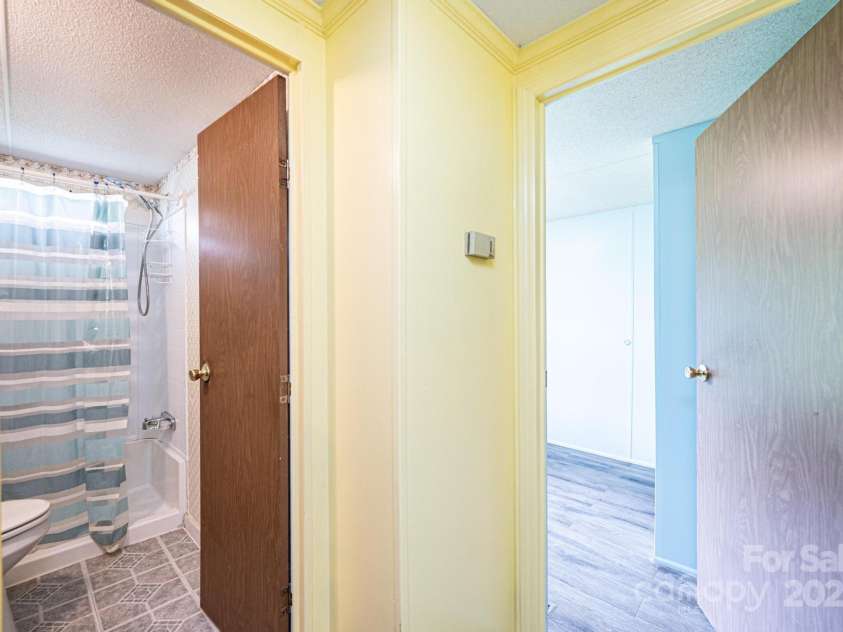 6400 Raven Hill Drive, Hickory, NC 28602.  MLS# CAR4283472, YatesRealty ID 28782. 