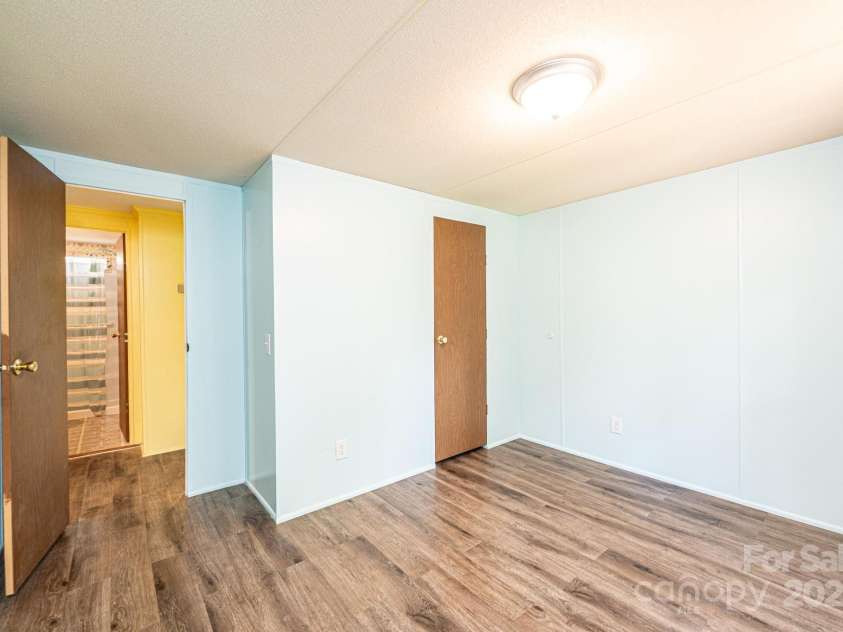 6400 Raven Hill Drive, Hickory, NC 28602.  MLS# CAR4283472, YatesRealty ID 28782. 