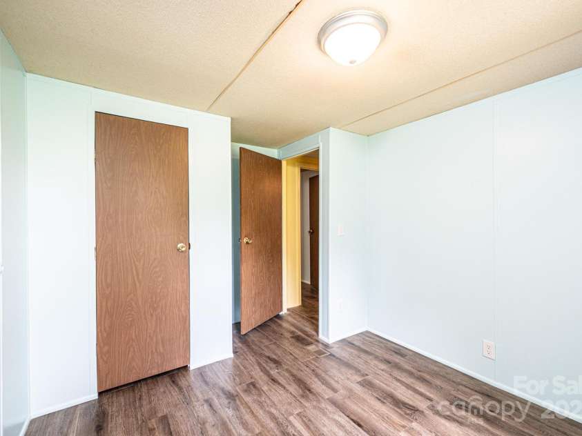 6400 Raven Hill Drive, Hickory, NC 28602.  MLS# CAR4283472, YatesRealty ID 28782. 