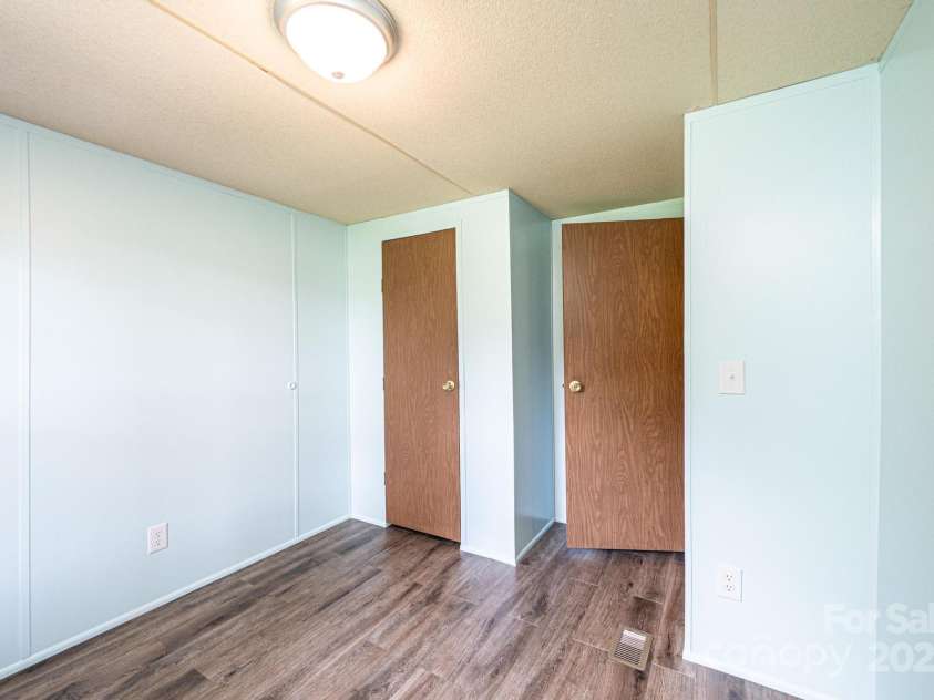 6400 Raven Hill Drive, Hickory, NC 28602.  MLS# CAR4283472, YatesRealty ID 28782. 