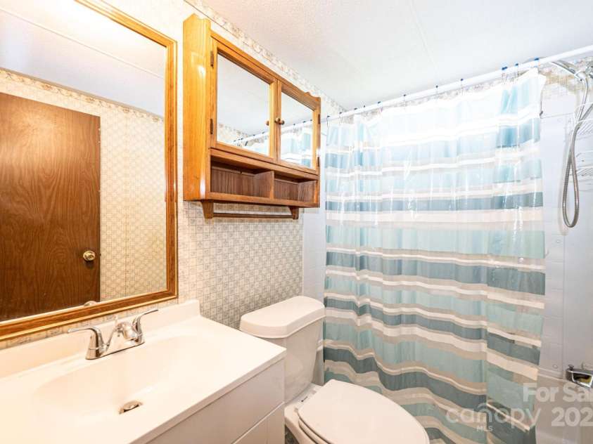 6400 Raven Hill Drive, Hickory, NC 28602.  MLS# CAR4283472, YatesRealty ID 28782. 