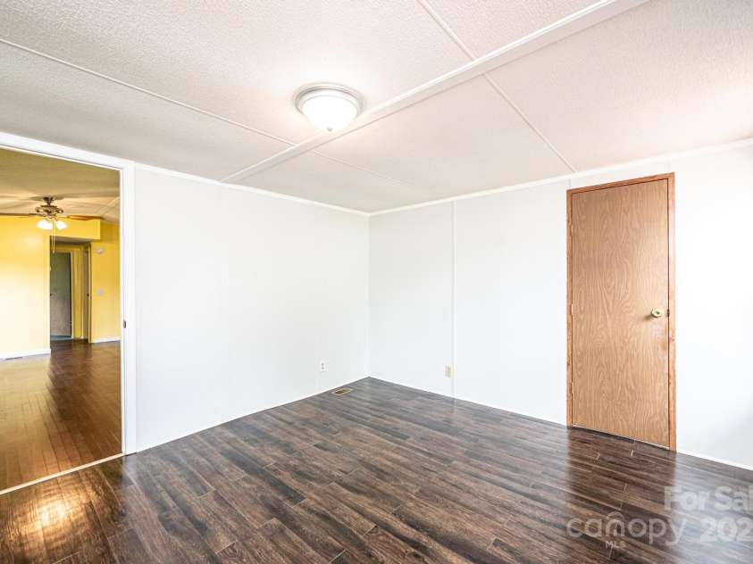 6400 Raven Hill Drive, Hickory, NC 28602.  MLS# CAR4283472, YatesRealty ID 28782. 