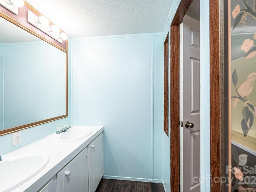 6400 Raven Hill Drive, Hickory, NC 28602.  MLS# CAR4283472, YatesRealty ID 28782. 