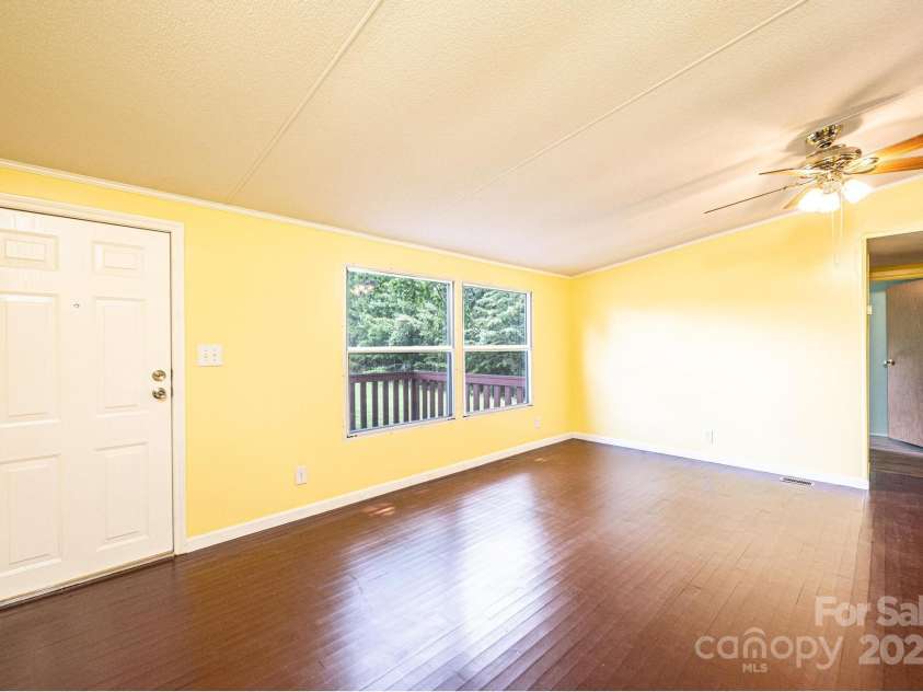 6400 Raven Hill Drive, Hickory, NC 28602.  MLS# CAR4283472, YatesRealty ID 28782. 