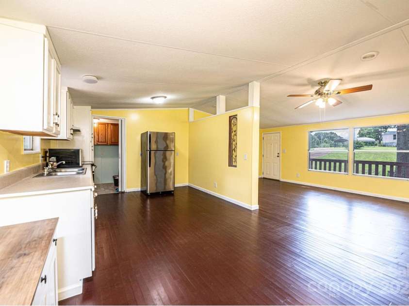 6400 Raven Hill Drive, Hickory, NC 28602.  MLS# CAR4283472, YatesRealty ID 28782. 