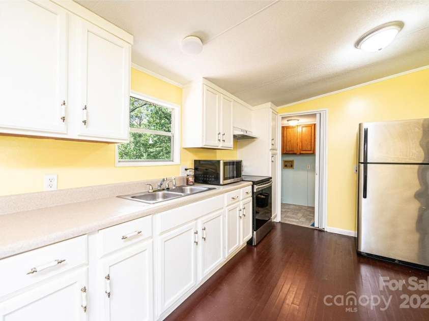 6400 Raven Hill Drive, Hickory, NC 28602.  MLS# CAR4283472, YatesRealty ID 28782. 