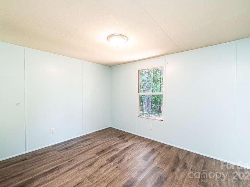 6400 Raven Hill Drive, Hickory, NC 28602.  MLS# CAR4283472, YatesRealty ID 28782. 