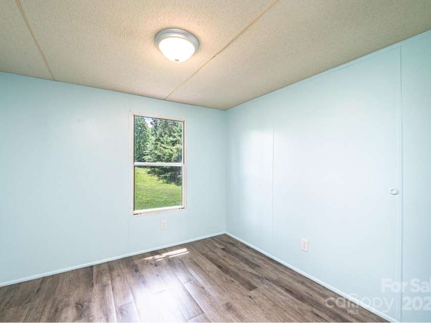 6400 Raven Hill Drive, Hickory, NC 28602.  MLS# CAR4283472, YatesRealty ID 28782. 