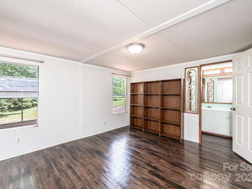 6400 Raven Hill Drive, Hickory, NC 28602.  MLS# CAR4283472, YatesRealty ID 28782. 