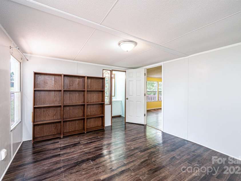 6400 Raven Hill Drive, Hickory, NC 28602.  MLS# CAR4283472, YatesRealty ID 28782. 