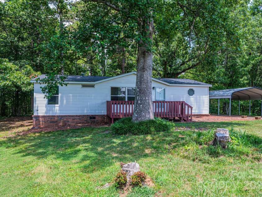 6400 Raven Hill Drive, Hickory, NC 28602.  MLS# CAR4283472, YatesRealty ID 28782. 