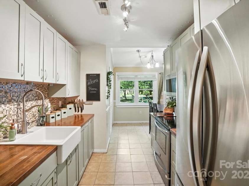 13942 Dannemara Drive, Pineville, NC 28134.  MLS# CAR4282999, YatesRealty ID 28783. Kitchen