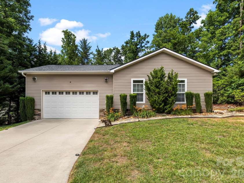 31 Enochs Way, Fletcher, NC 28732.  MLS# CAR4385930, YatesRealty ID 28784. 