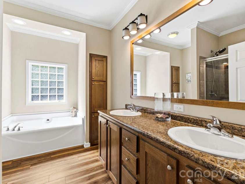 31 Enochs Way, Fletcher, NC 28732.  MLS# CAR4385930, YatesRealty ID 28784. 