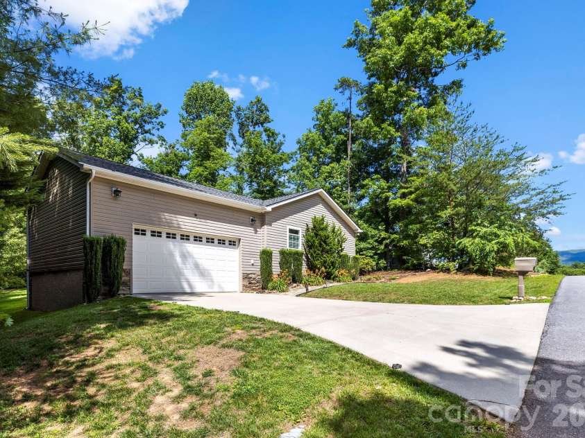 31 Enochs Way, Fletcher, NC 28732.  MLS# CAR4385930, YatesRealty ID 28784. 