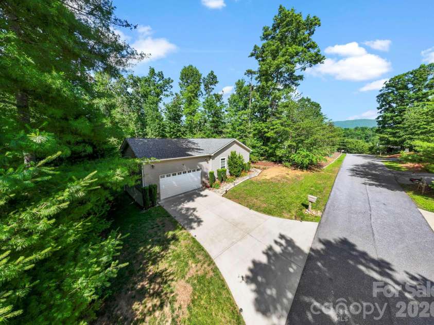 31 Enochs Way, Fletcher, NC 28732.  MLS# CAR4385930, YatesRealty ID 28784. 