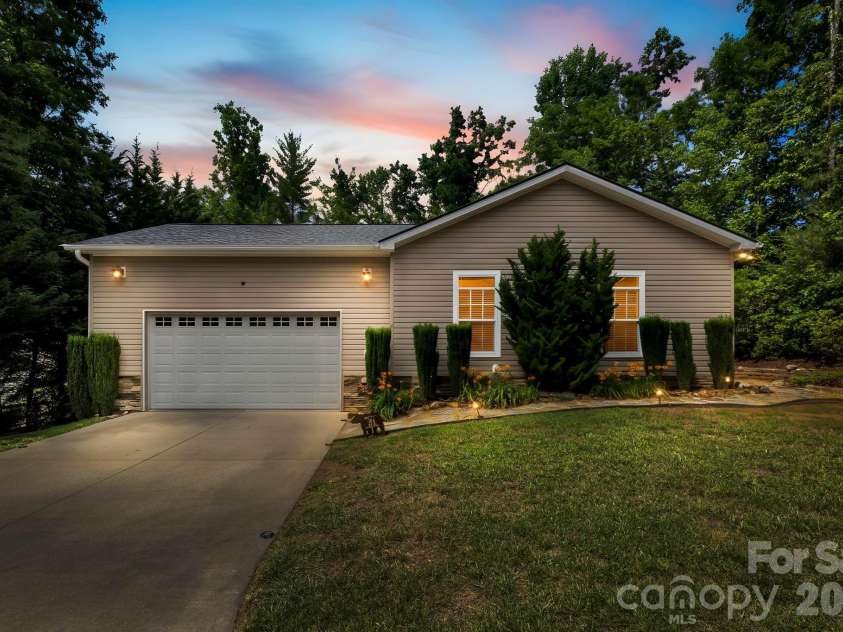 31 Enochs Way, Fletcher, NC 28732.  MLS# CAR4385930, YatesRealty ID 28784. 